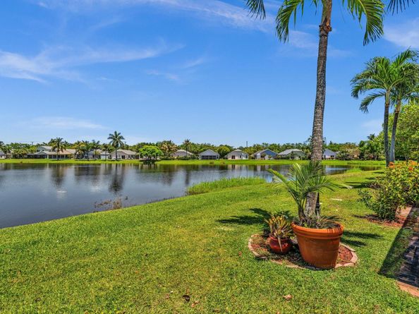 8895 Lake Park Cir, Davie FL 33328