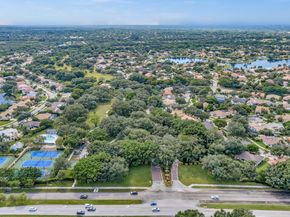 8895 Lake Park Cir, Davie FL 33328