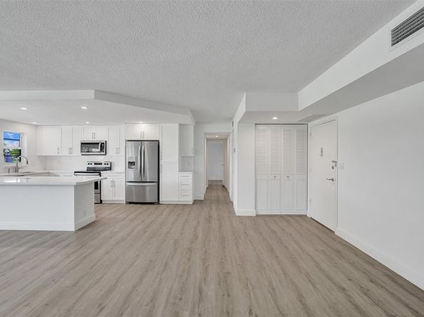 2500 NE 48th Ln 103, Fort Lauderdale FL 33308