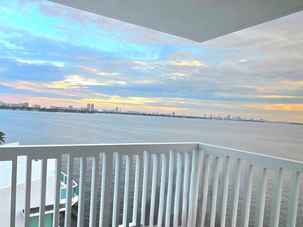 2016 Bay Drive 907, Miami Beach FL 33141