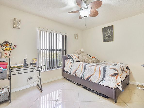 2326 NW 96th Way, Coral Springs FL 33065