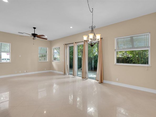 2105 SE 5th St 2105, Pompano Beach FL 33062