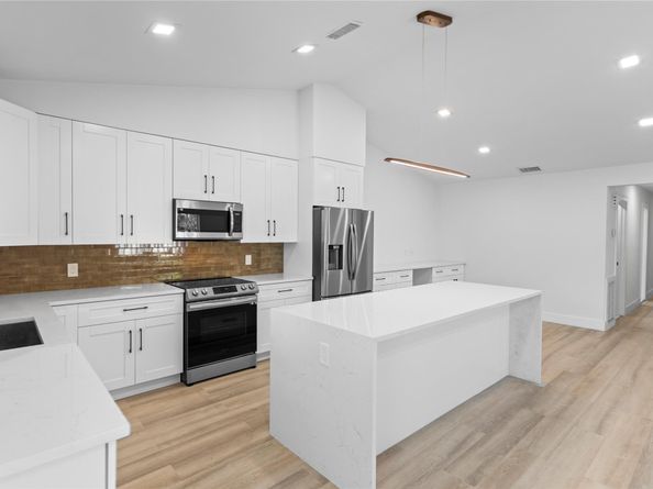 1402 NE 34th St, Oakland Park FL 33334