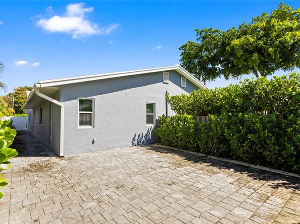 1402 NE 34th St, Oakland Park FL 33334