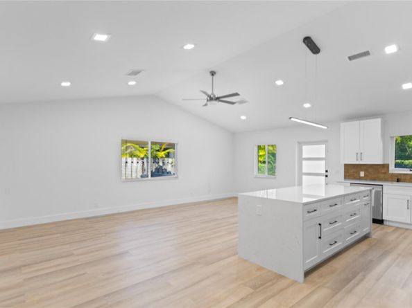 1402 NE 34th St, Oakland Park FL 33334