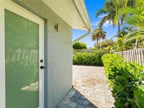 1402 NE 34th St, Oakland Park FL 33334