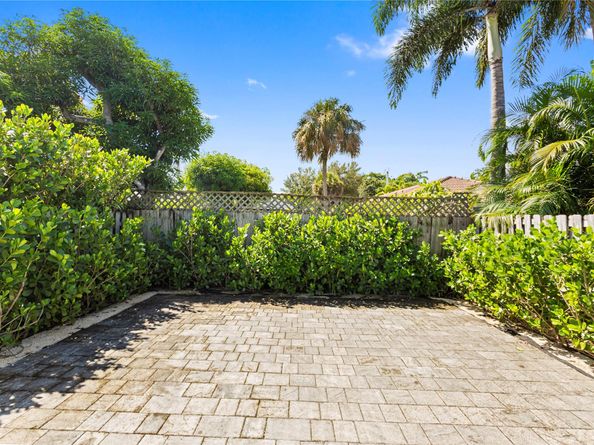 1402 NE 34th St, Oakland Park FL 33334