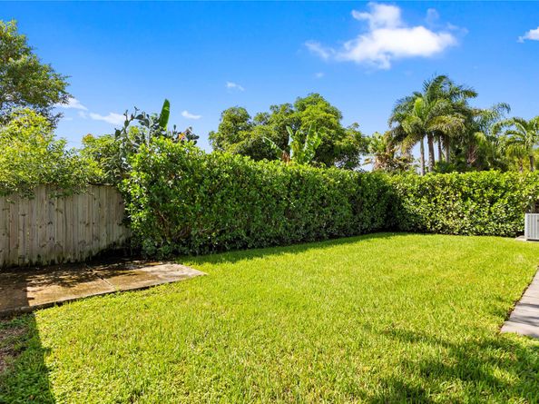 1402 NE 34th St, Oakland Park FL 33334