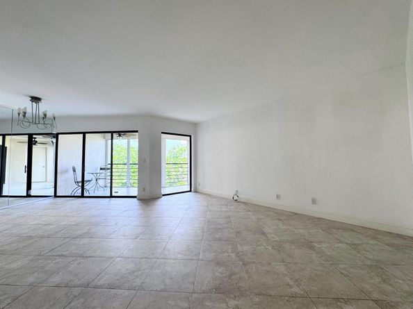 5701 Camino Del Sol 403, Boca Raton FL 33433