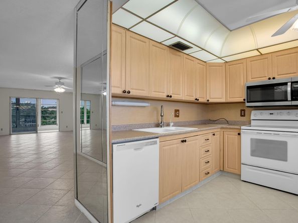 2202 Lucaya Bnd D4, Coconut Creek FL 33066