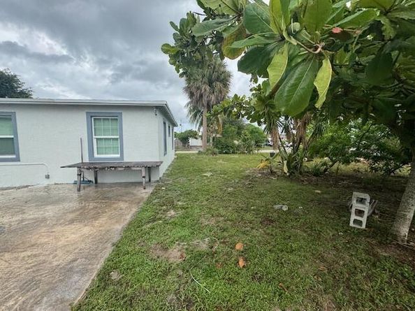 2329 West Dr, West Palm Beach FL 33409