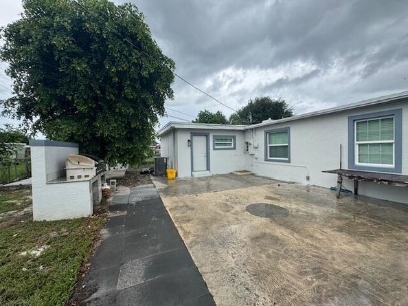 2329 West Dr, West Palm Beach FL 33409