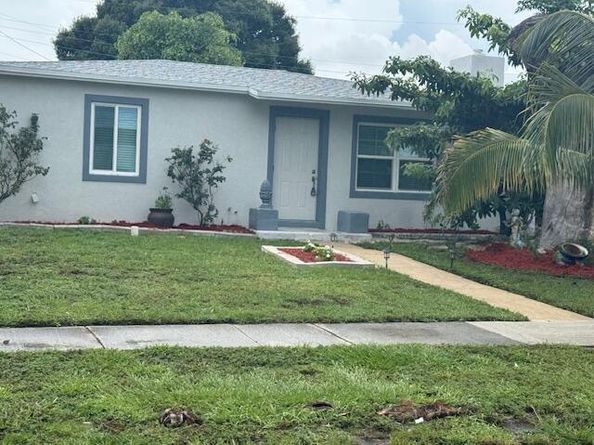 2329 West Dr, West Palm Beach FL 33409