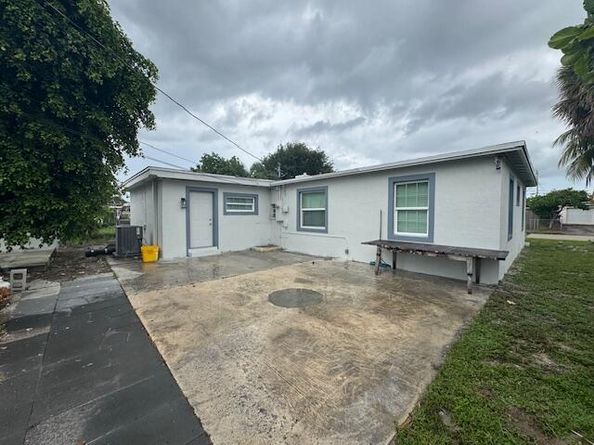 2329 West Dr, West Palm Beach FL 33409