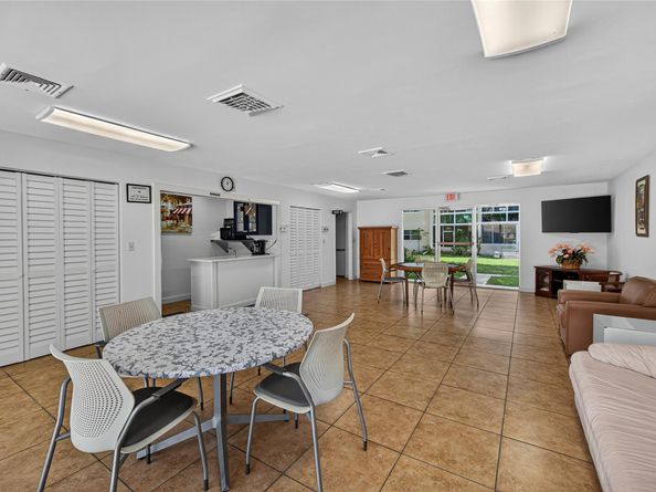 2931 Sunrise Lakes Dr 201, Sunrise FL 33322