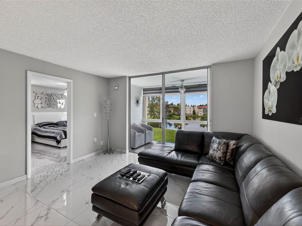 2931 Sunrise Lakes Dr 201, Sunrise FL 33322