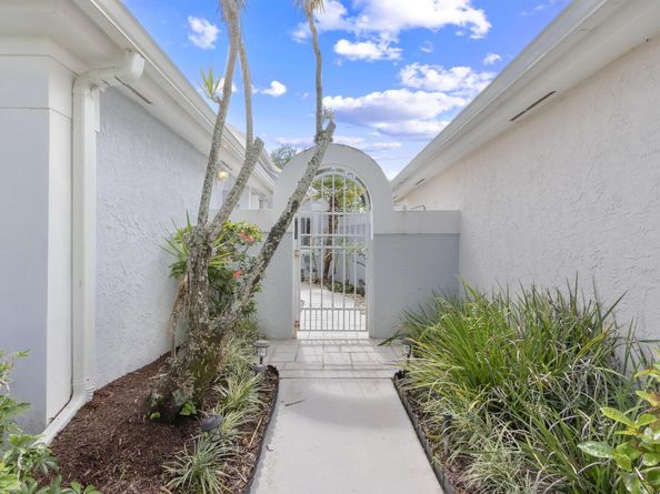 5 Brighton Court, Palm Beach Gardens FL 33418