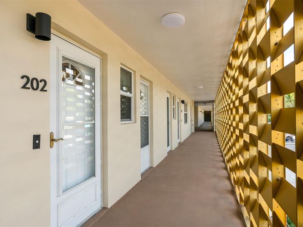 3050 NE 16th Ave 202, Oakland Park FL 33334