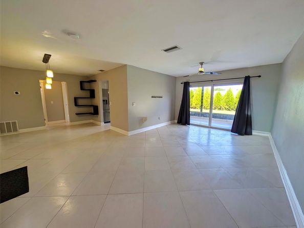 9041 NW 25th St, Sunrise FL 33322