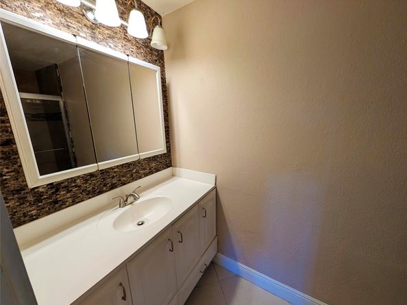 9041 NW 25th St, Sunrise FL 33322