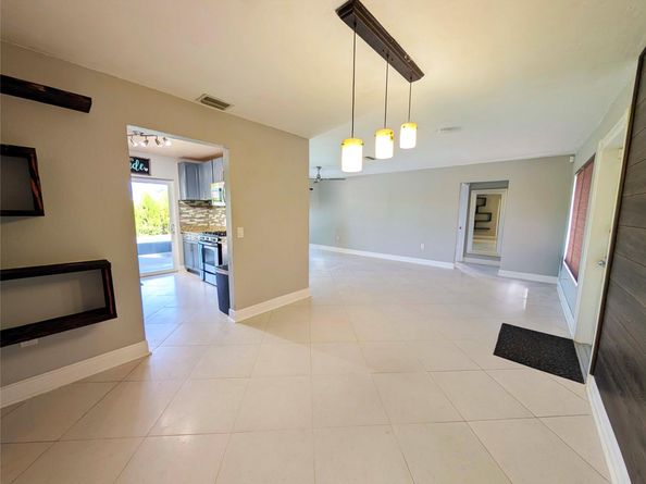 9041 NW 25th St, Sunrise FL 33322