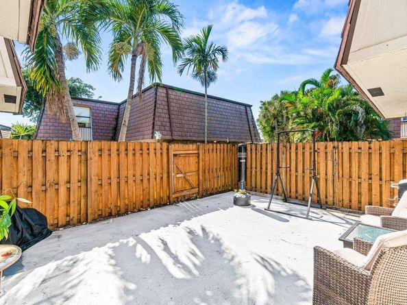 7529 Courtyard Run E, Boca Raton FL 33433