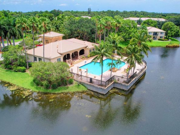 300 Crestwood Court N 307, Royal Palm Beach FL 33411