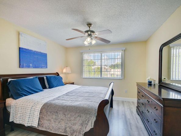 300 Crestwood Court N 307, Royal Palm Beach FL 33411