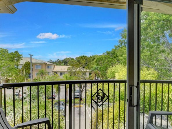 300 Crestwood Court N 307, Royal Palm Beach FL 33411