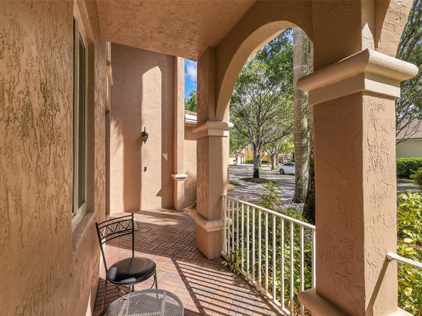 1020 Lavender Cir, Weston FL 33327