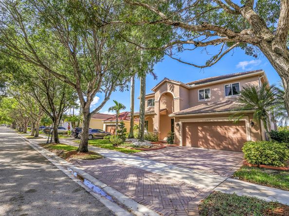 1020 Lavender Cir, Weston FL 33327