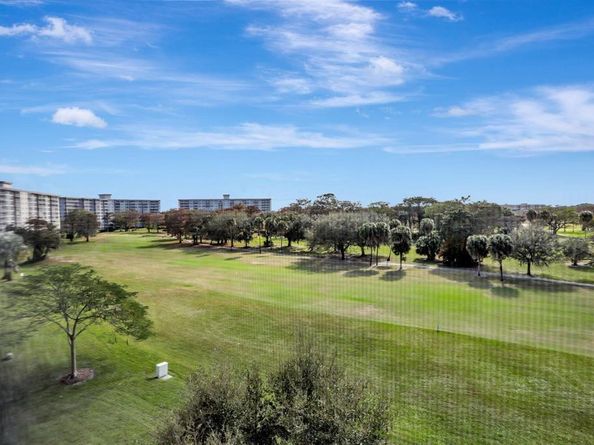 565 Oaks Ln 103, Pompano Beach FL 33069