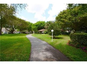 565 Oaks Ln 103, Pompano Beach FL 33069