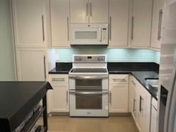 565 Oaks Ln 103, Pompano Beach FL 33069