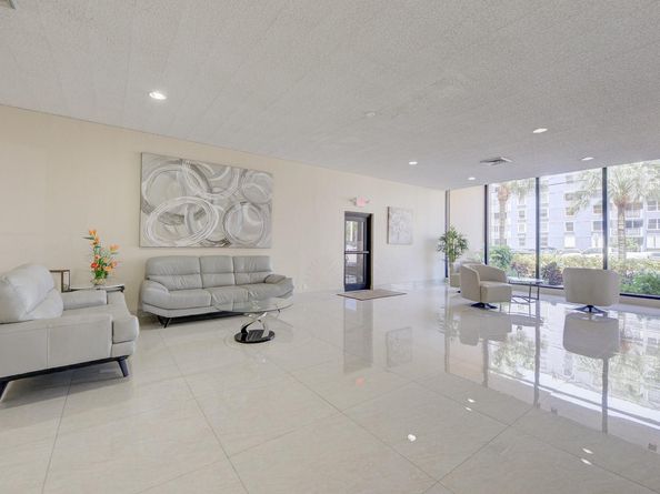 427 Golden Isles Dr 14B, Hallandale Beach FL 33009