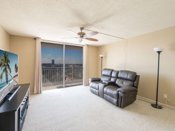 427 Golden Isles Dr 14B, Hallandale Beach FL 33009