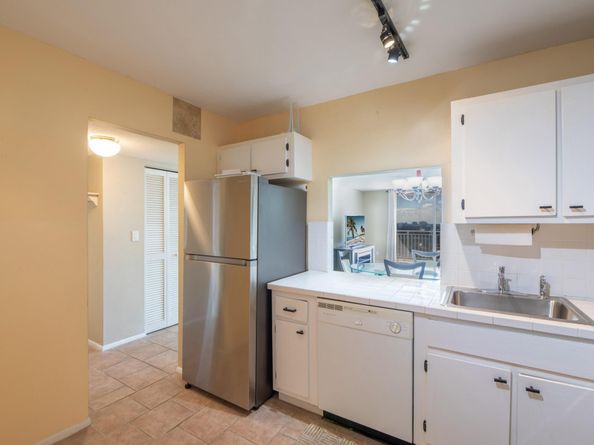 427 Golden Isles Dr 14B, Hallandale Beach FL 33009