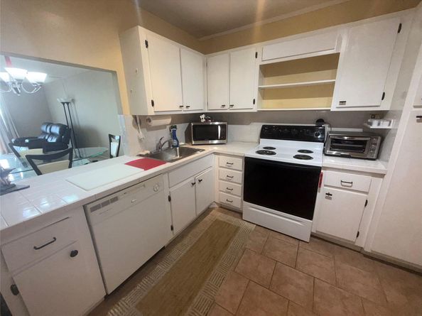 427 Golden Isles Dr 14B, Hallandale Beach FL 33009