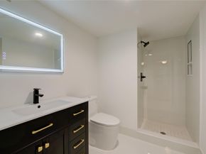 427 Golden Isles Dr 14B, Hallandale Beach FL 33009