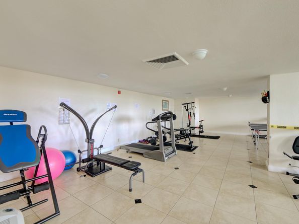 427 Golden Isles Dr 14B, Hallandale Beach FL 33009