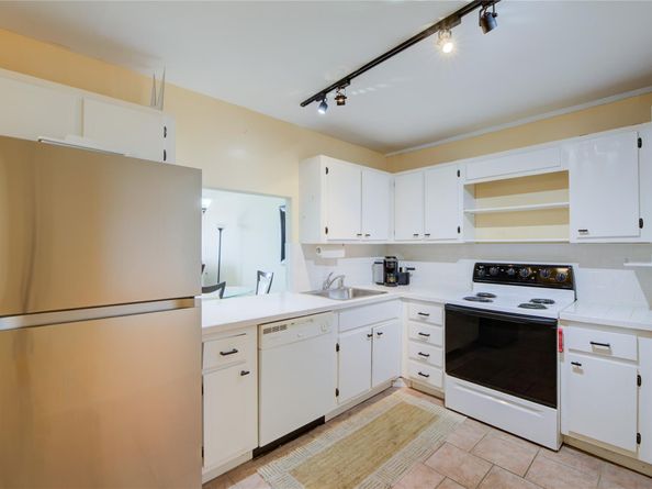 427 Golden Isles Dr 14B, Hallandale Beach FL 33009