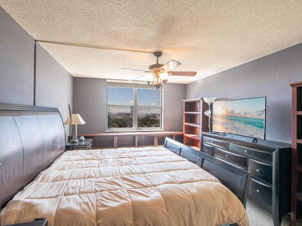 427 Golden Isles Dr 14B, Hallandale Beach FL 33009