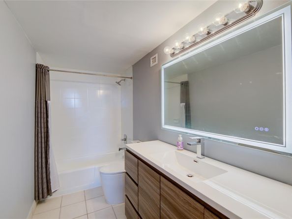 427 Golden Isles Dr 14B, Hallandale Beach FL 33009