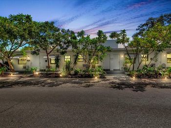 560 NE 15th Ave