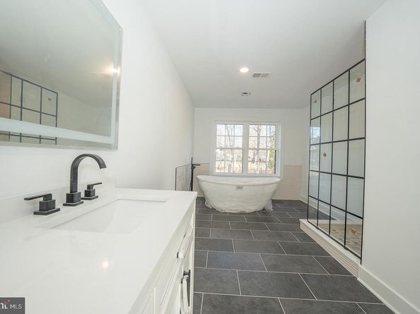 2627 County Line Rd, Chalfont PA 18914