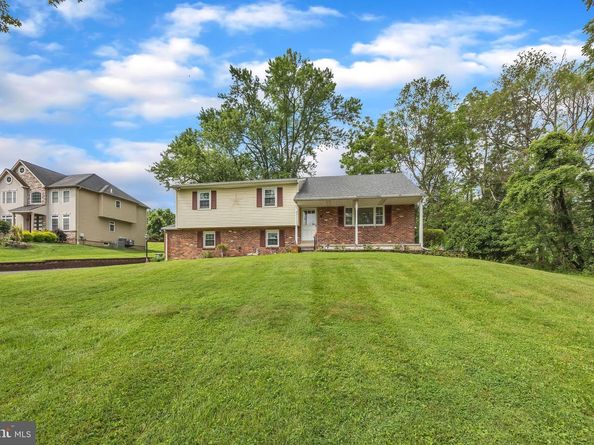 886 Sackettsford Road, Ivyland PA 18974