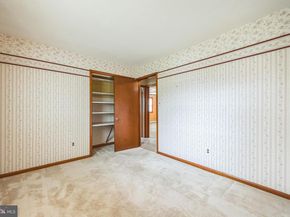 886 Sackettsford Road, Ivyland PA 18974
