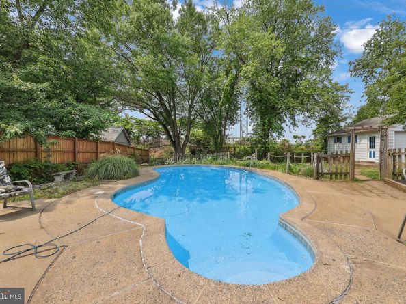 702 Williamsburg Road, Sterling VA 20164