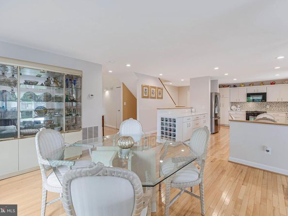 1933 Lakeport Way, Reston VA 20191