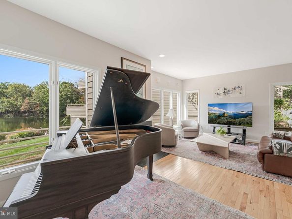 1933 Lakeport Way, Reston VA 20191